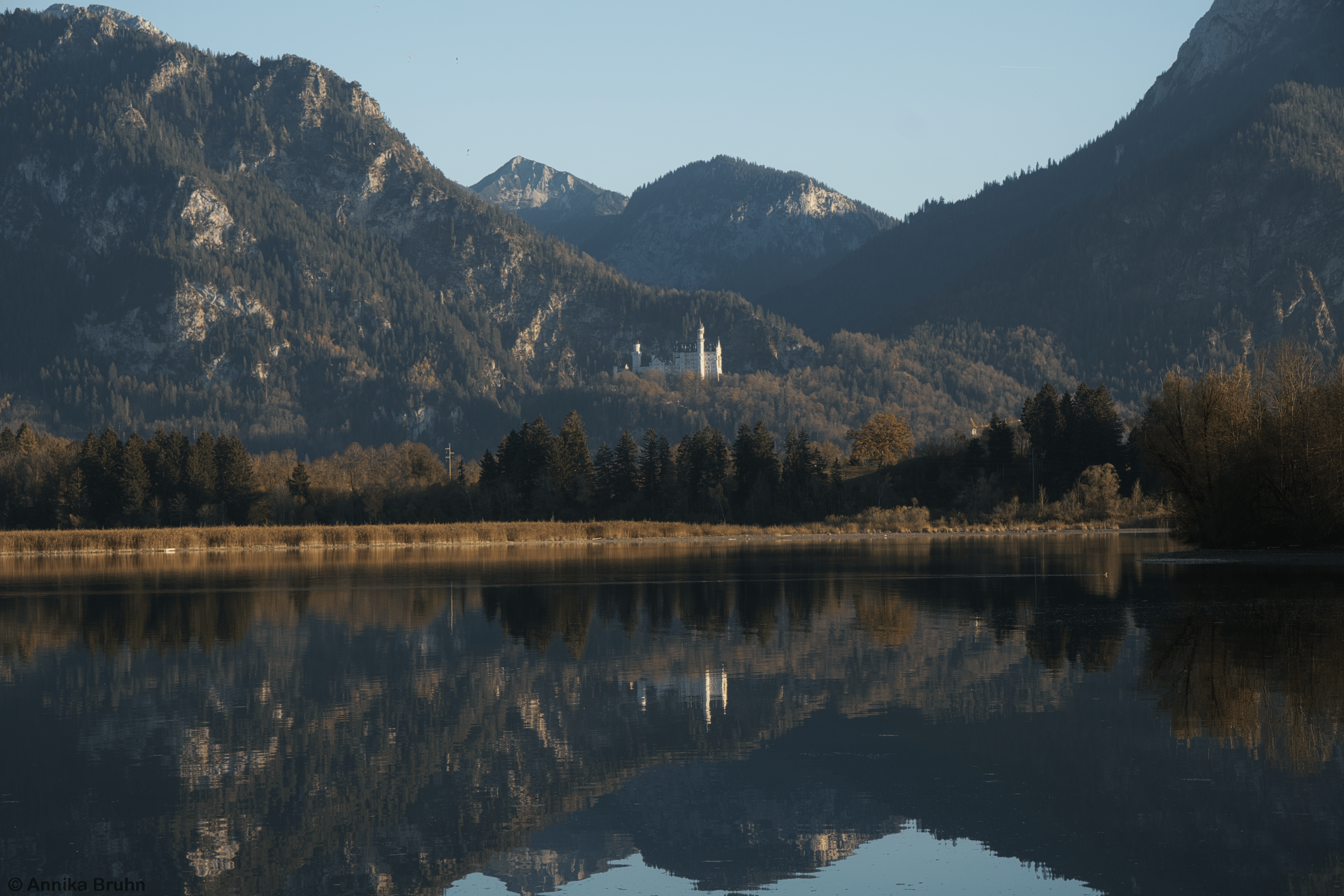 Forggensee mit der Spiegelung des Schlosses